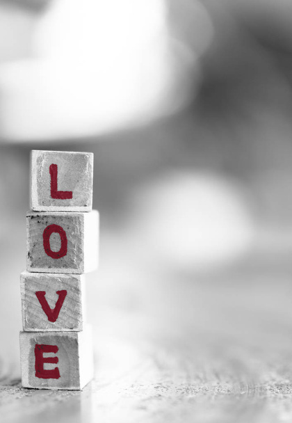 Liefde bericht geschreven in houten blokken. - Foto, afbeelding