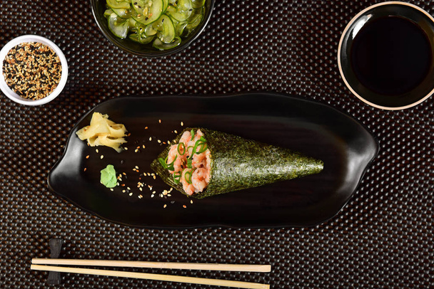Katkarapu Temaki Sushi ravintolapöydällä
 - Valokuva, kuva
