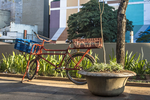 Carregando estacionamento de bicicletas no centro de São Paulo
 - Foto, Imagem