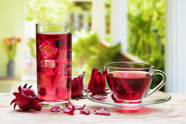 Cup of hot hibiscus tea and the same cold drink - Foto, Imagen