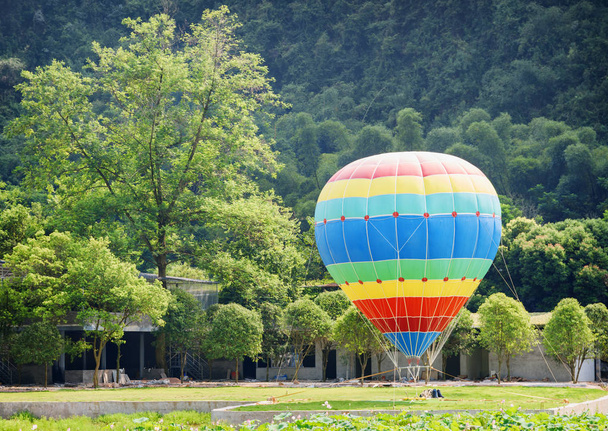 カラフルな熱気球が飛行の準備ができて。夏の風景 - 写真・画像