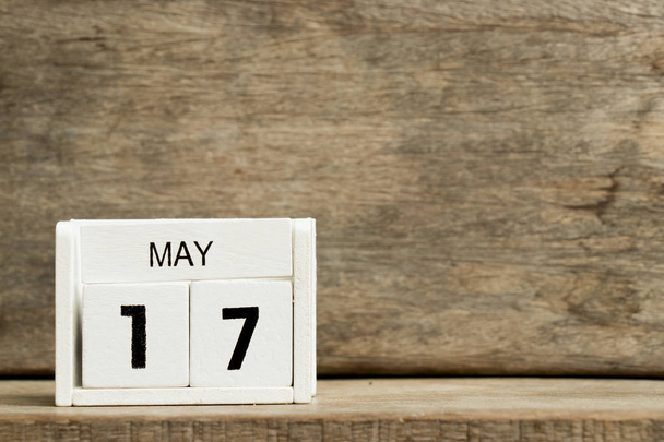 Witte blok kalender huidige mei datum 17 en maand op houten achtergrond - Foto, afbeelding