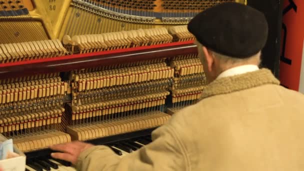 Oude Man is Playing Piano met geopend mechanisme og strijkers en hamers in ondergrondse metro - Video