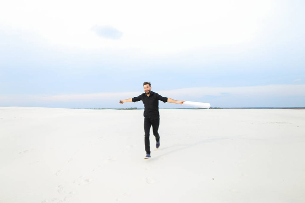     químico macho com smartphone pulando de alegria em pla deserta
 - Foto, Imagem