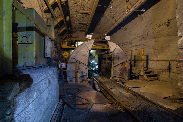 Tunnel souterrain de mine de minerai d'or avec benne basculante à chariot rotatif
 - Photo, image