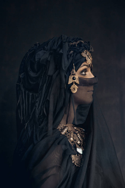 eastern woman princess costume conceptual portrait - Foto, Imagen