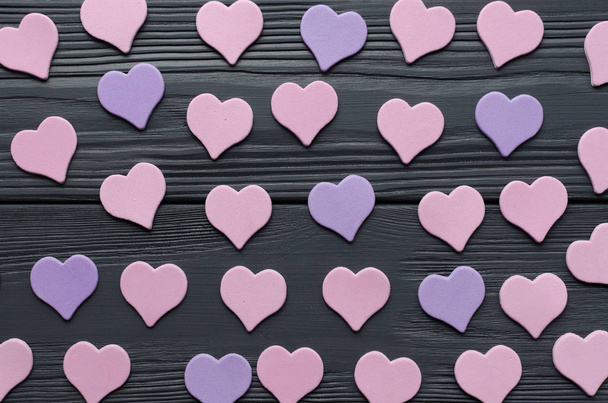 papel rosa corações no fundo de madeira cinza
 - Foto, Imagem