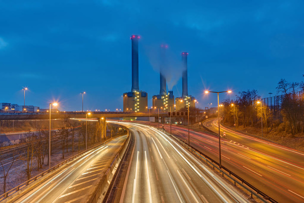 Kraftwerk und Autobahn bei Nacht in Berlin, Deutschland - Foto, Bild
