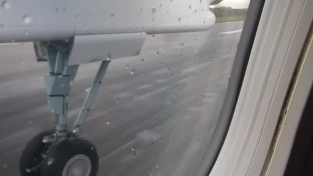 decolagem de um pequeno avião da janela
 - Filmagem, Vídeo