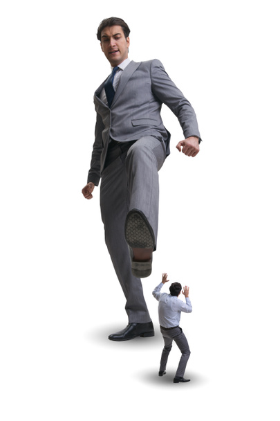 Плохой злой босс пинает сотрудника в бизнес-концепции - Фото, изображение