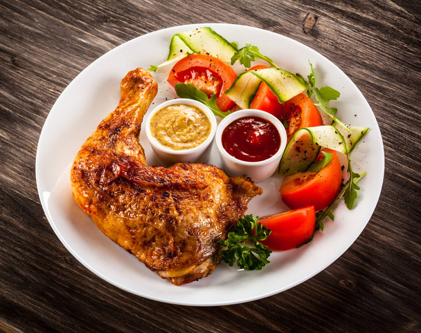 Grilled turkey legs with chips and vegetables - Foto, Bild