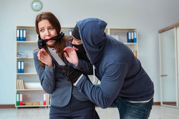 Kriminelle nehmen Geschäftsfrau als Geisel im Amt - Foto, Bild