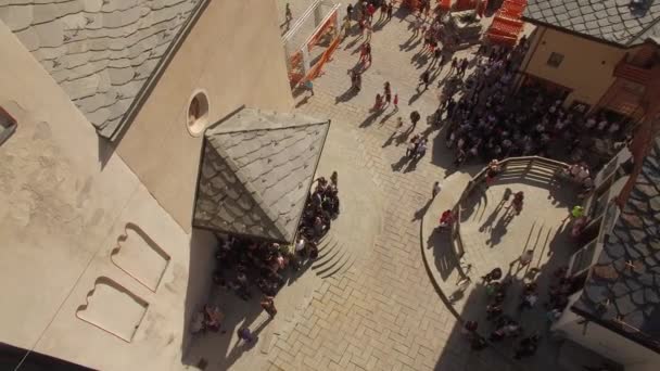 4k Vista aérea da antiga praça da cidade italiana com multidão cheia de pessoas esperando por recém-casados saem da igreja. Drone top shot de Paróquia de Santos Pantaleon e Valentim no centro de Courmayeur Itália
 - Filmagem, Vídeo