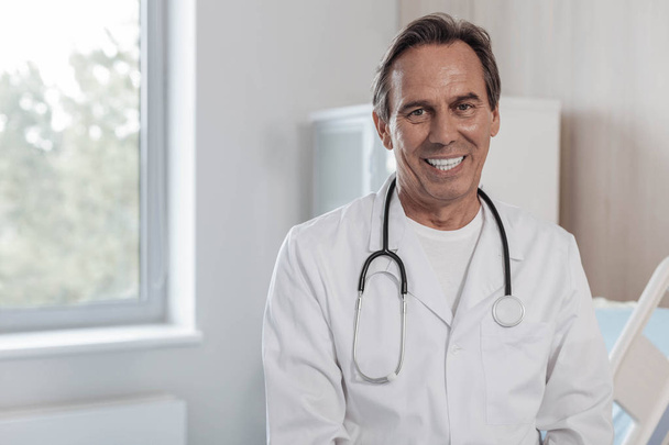 Friendly medical worker grinning broadly into camera - Foto, afbeelding