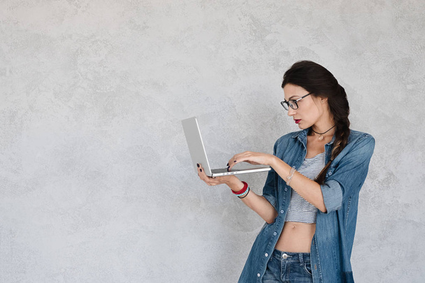 Woman with laptop studio shot - Foto, imagen