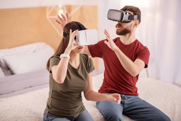Focused serious couple estimating VR technology - Zdjęcie, obraz