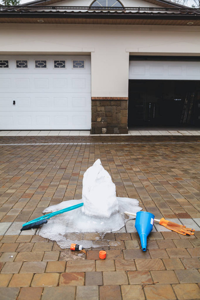Остатки расплавленного снеговика на тротуарной плите
 - Фото, изображение