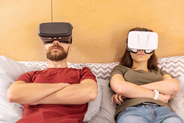 Concentrated focused couple watching drama in VR - Fotoğraf, Görsel