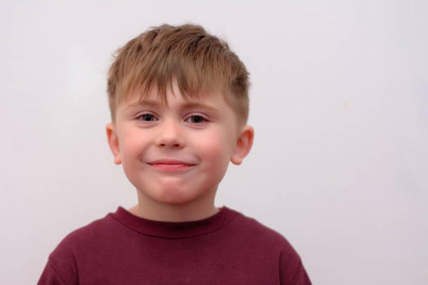 Retrato de um menino muito positivo em um fundo isolado
 - Foto, Imagem
