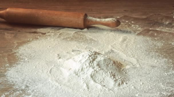 panadero mano la preparación de harina en la mesa para hacer la masa en cámara lenta
 - Metraje, vídeo