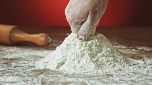 Bäcker Hand bereitet Mehl auf dem Tisch zu Teig Zeitlupe - Filmmaterial, Video