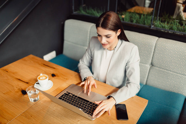 Mulher de negócios bonita usando laptop no café. Negócio, conceito de negócio online
. - Foto, Imagem