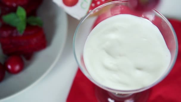 cerise tombant dans le dessert au yaourt super slow motion
 - Séquence, vidéo