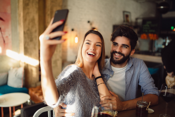Jeune couple attrayant faisant selfie
. - Photo, image