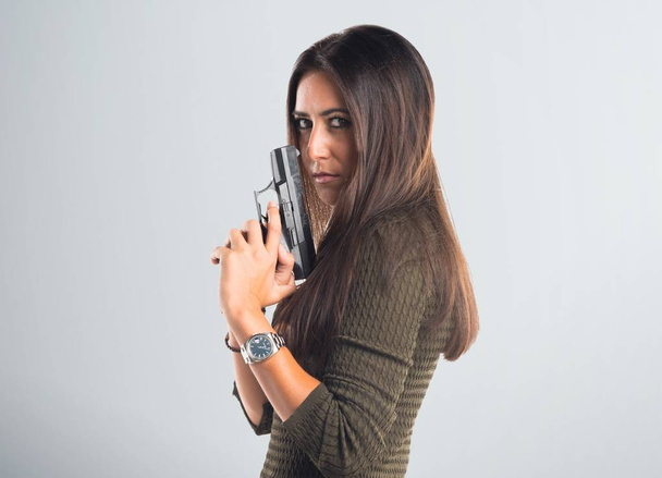 bir tabanca tutan kadın - Fotoğraf, Görsel