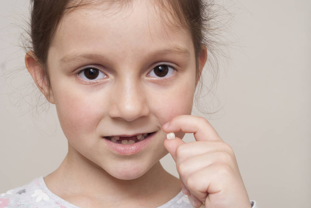 meisje en een melk-tand - Foto, afbeelding