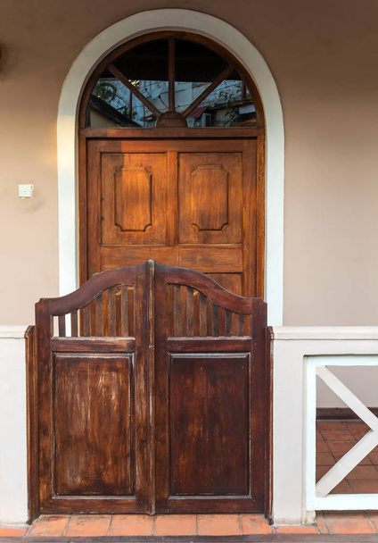 Vecchia porta in legno marrone casa - Foto, immagini