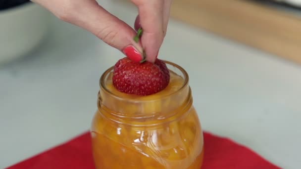 Erdbeere in Marmelade tauchen - Filmmaterial, Video