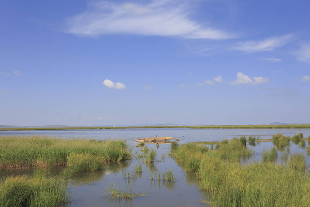 Lagos do planalto, céu azul, nuvens brancas e zonas húmidas
 - Foto, Imagem