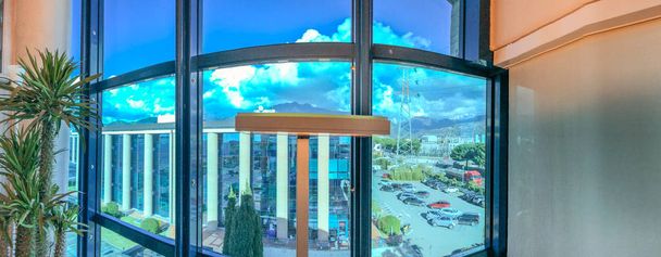 Moderní obchodní kanceláře při pohledu z velké stavební okenní sklo. - Fotografie, Obrázek