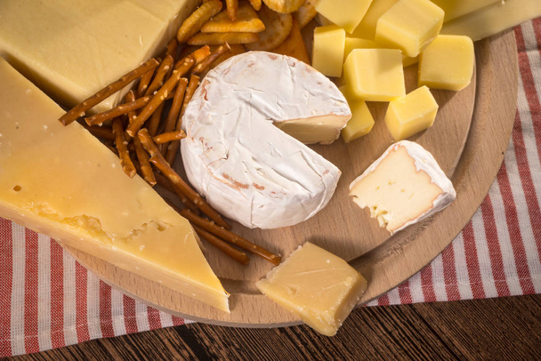 Delicioso queso en la mesa - Foto, Imagen