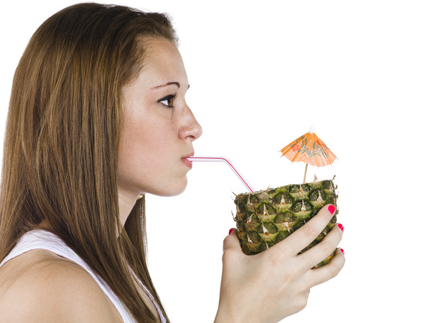 visão de perfil de uma adolescente bebendo abacaxi
 - Foto, Imagem