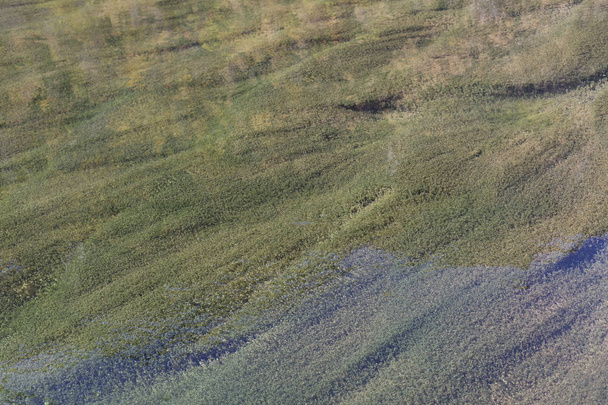 Очистити озера є відображенням на барвисті гори - Фото, зображення