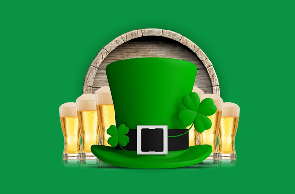Yeşil arka plan üzerinde izole yoncalar cüce şapkası ve bira glasse. 3D çizim - Fotoğraf, Görsel