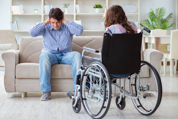 personne handicapée désespérée en fauteuil roulant - Photo, image