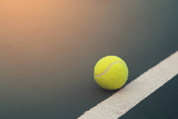 Primer plano Pista de tenis con pelota de tenis
 - Foto, imagen