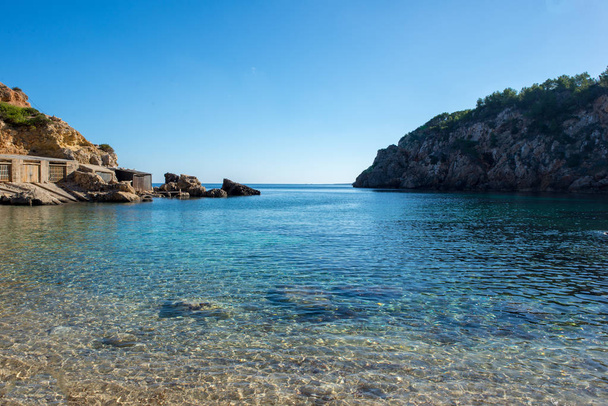 La baia sarà con acqua blu sull'isola di Ibiza
 - Foto, immagini