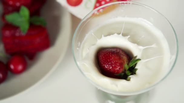 jahody spadající do jogurtu - Záběry, video