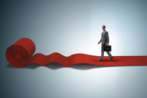 Biznesmen na czerwonym dywanie w koncepcji sukcesu - Zdjęcie, obraz