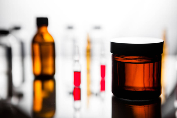 Grupo de ampolas com um medicamento transparente em laboratório médico
 - Foto, Imagem