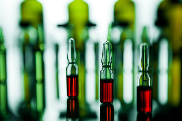 Grupo de ampollas con medicina transparente en laboratorio médico
 - Foto, imagen