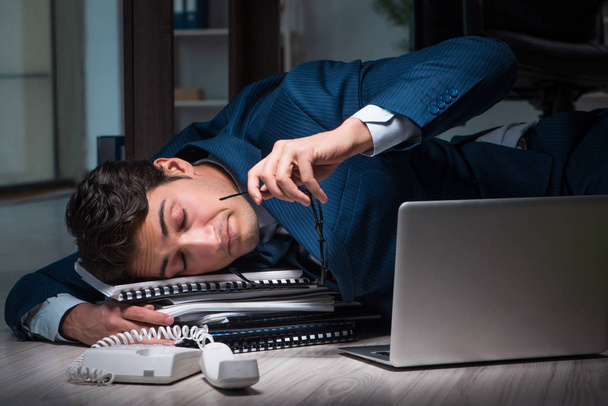 Uomo d'affari che fa gli straordinari lunghe ore in ritardo in ufficio - Foto, immagini