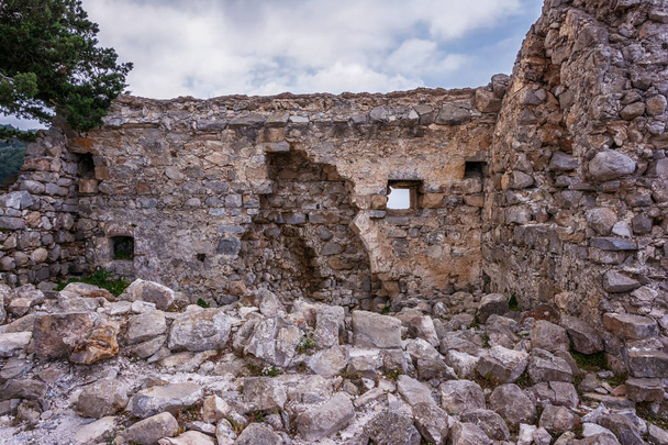 Ruines et paysages pittoresques dans le château de Monolithos, île de Rhodes, Grèce
 - Photo, image
