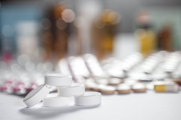 Farmaci farmaceutici e pillole medicinali in confezioni
 - Foto, immagini