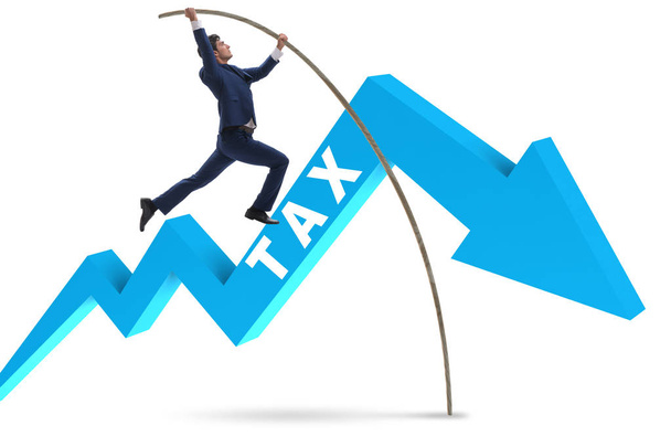 Бизнесмен перепрыгнул через налог в концепции уклонения от уплаты налогов - Фото, изображение