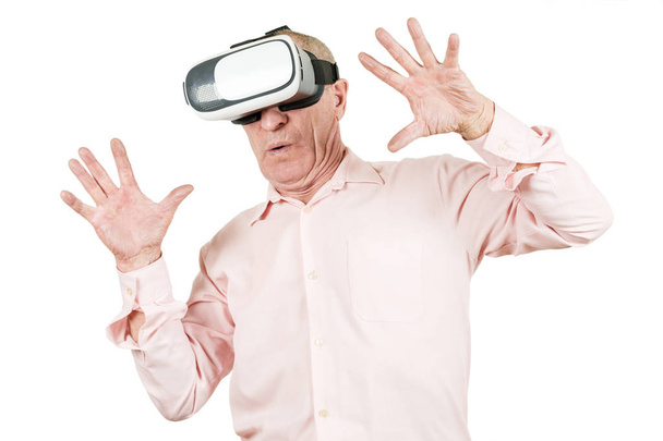 El abuelo está mirando las gafas de sol VR, gestos con las manos, aisladas sobre un fondo blanco
 - Foto, Imagen